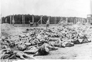 Leichen im KZ Buchenwald aufgenommen von einem amerikanischen Reporter nach der Befreiung. Quelle: Bundesarchiv via Wikipedia.