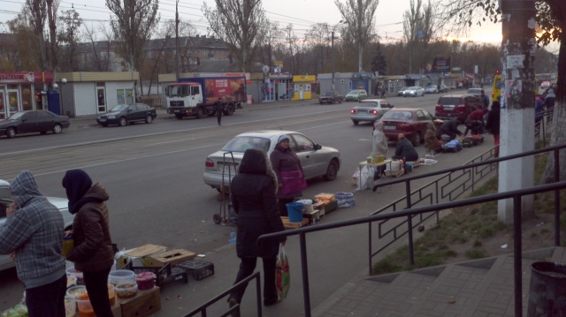 Wer Obst und Gemüse aus eigenem Anbau verkaufen kann wie diese Menschen, gehört zu jenen in Darnitsia, denen es noch besser geht. Aufnahme vom 1. November 2014.