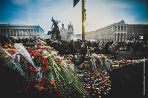 Unzählige Blumen zum Gedenken auf dem Maidan. Quelle: Flickr.